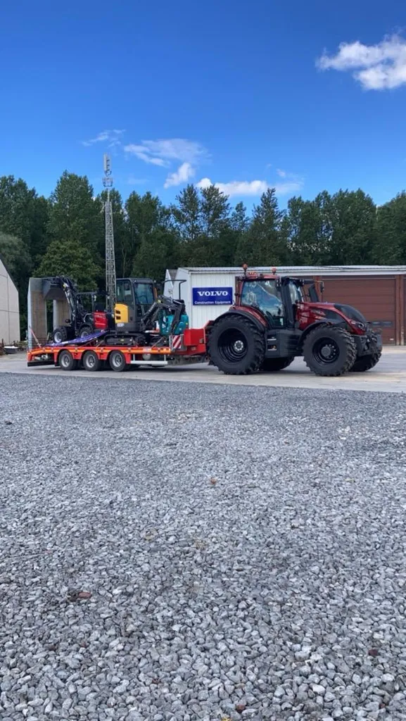 Camion transportant des matériaux GLX Services