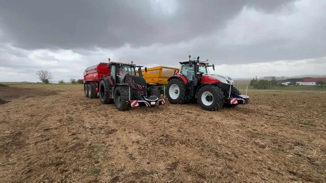 Tracteurs et bennes GLX Services en transport agricole