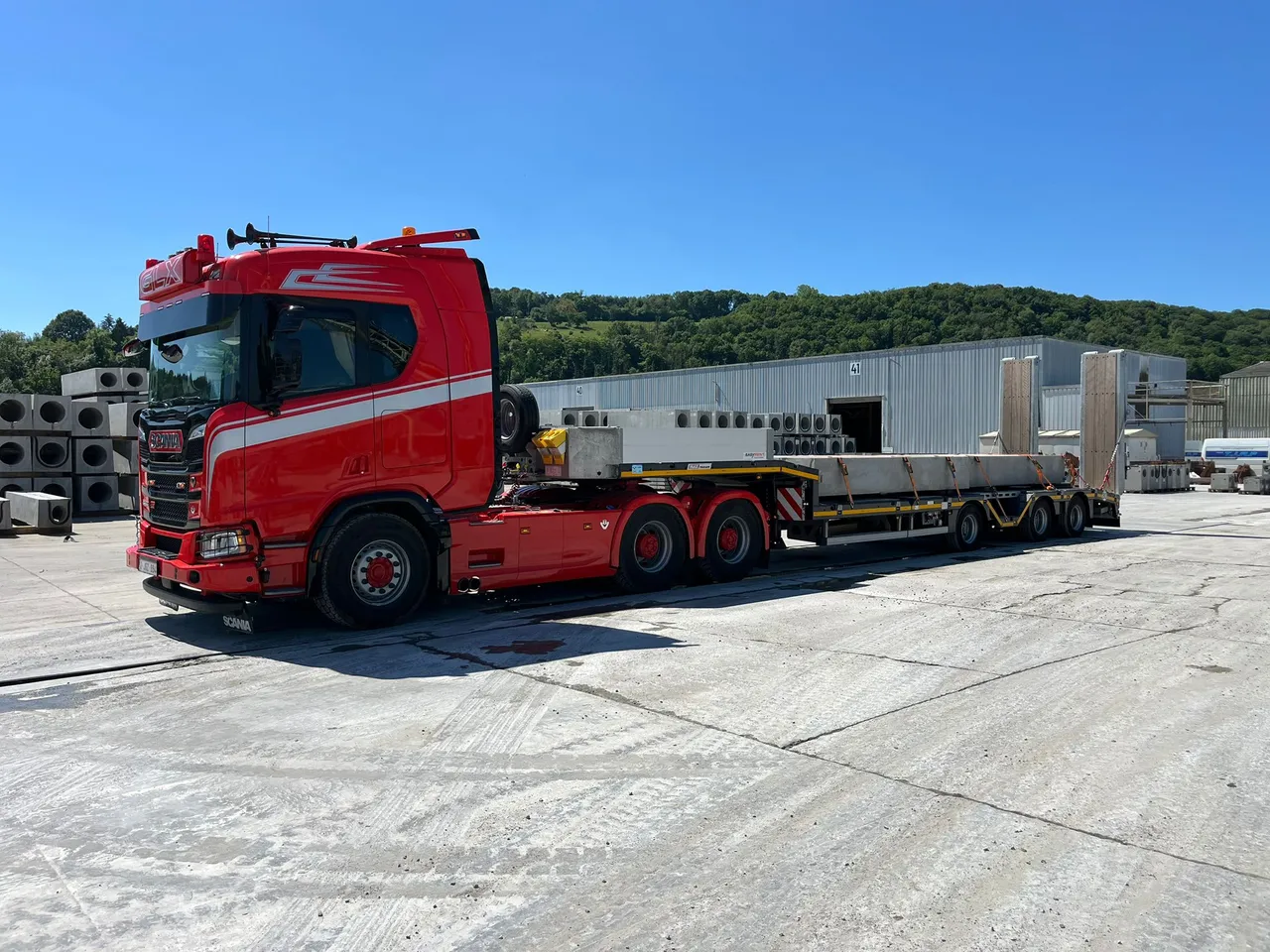 Camion rouge GLX Services sur route