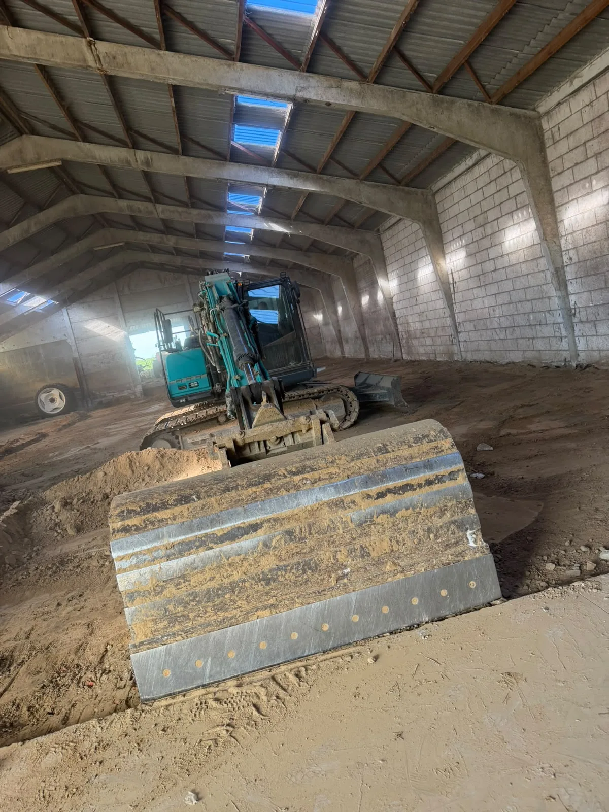 Chantier Leuze-en-Hainaut – photo 1 : enlèvement de terre battue et empierrement dans un bâtiment existant, vue d'ensemble