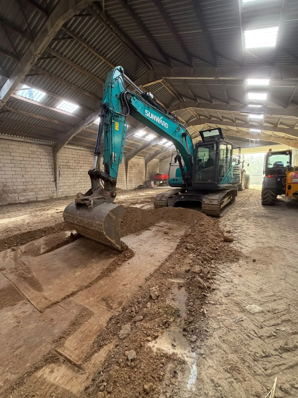 Chantier Leuze-en-Hainaut – photo 3 : pelle de face, godet posé sur le sol décapé