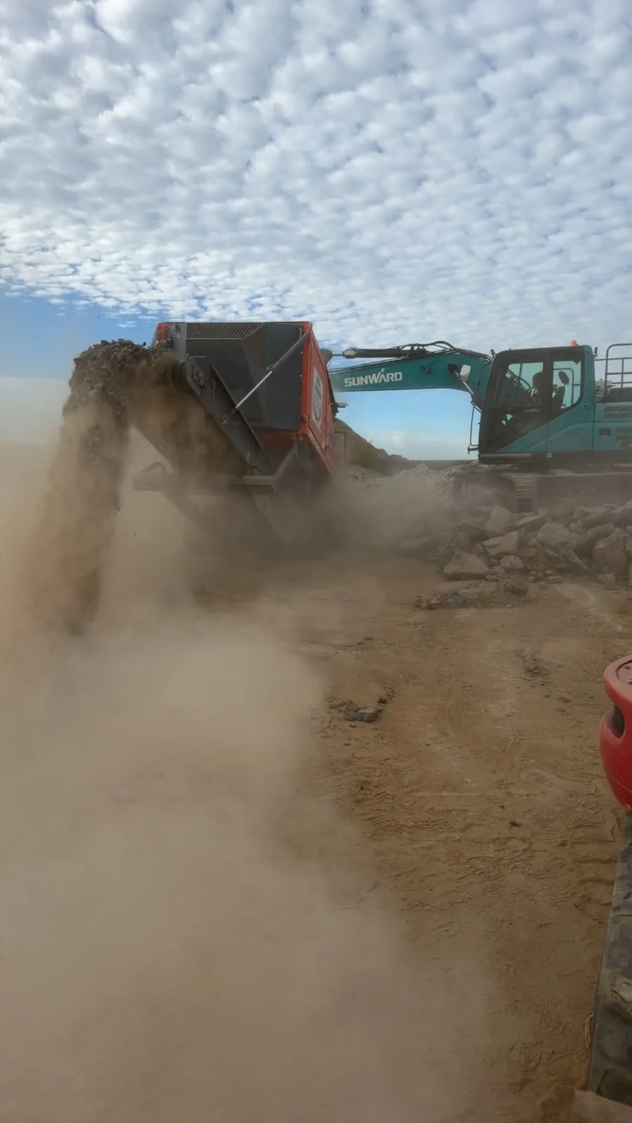 Chantier Leuze-en-Hainaut – photo 5 : concassage du béton sur place, pour le remettre dans le bâtiment